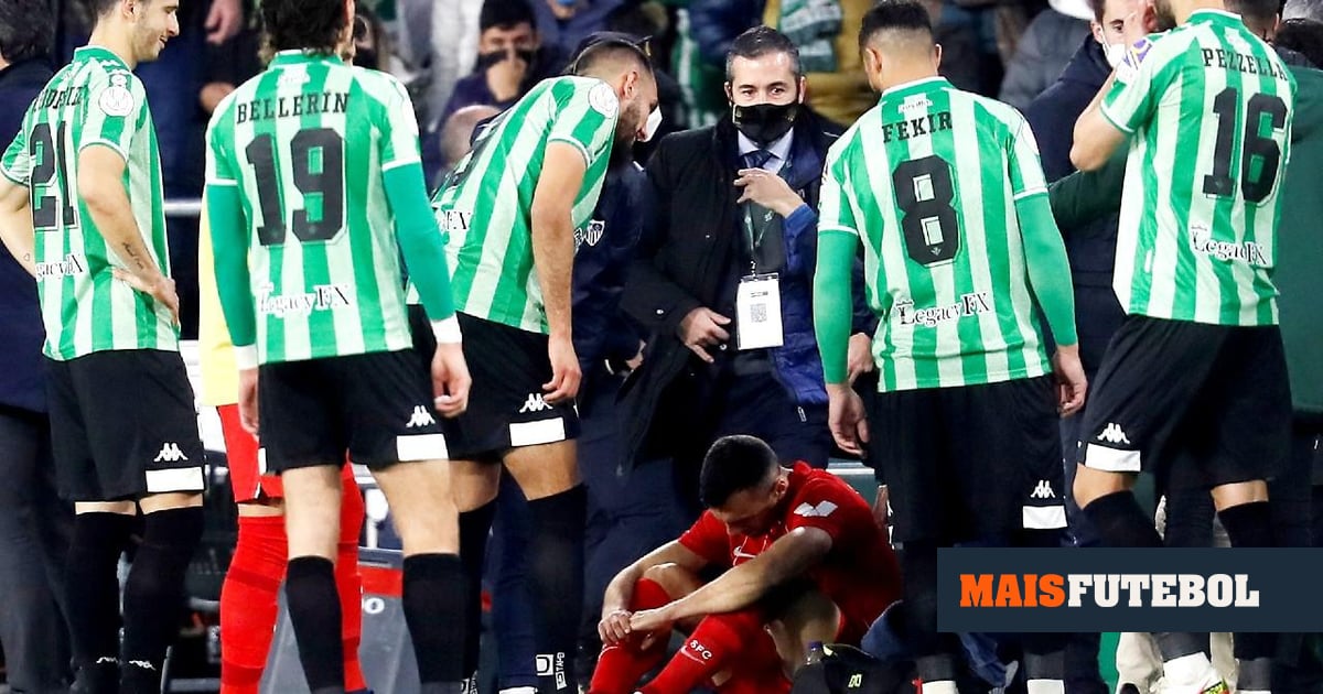 Copa del Rey: Betis-Sevilla derby suspended after tube hits player thumbnail