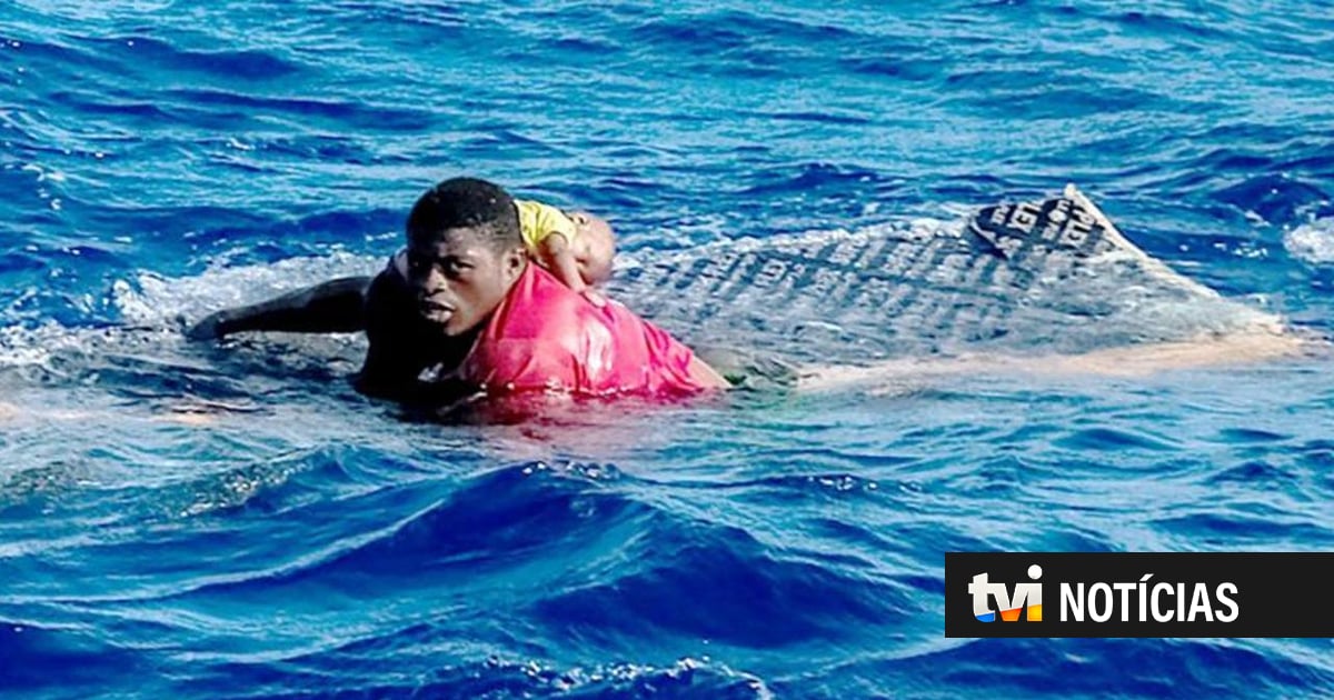 Jovem salva bebé de quatro meses de naufrágio no Mediterrâneo e imagens correm mundo