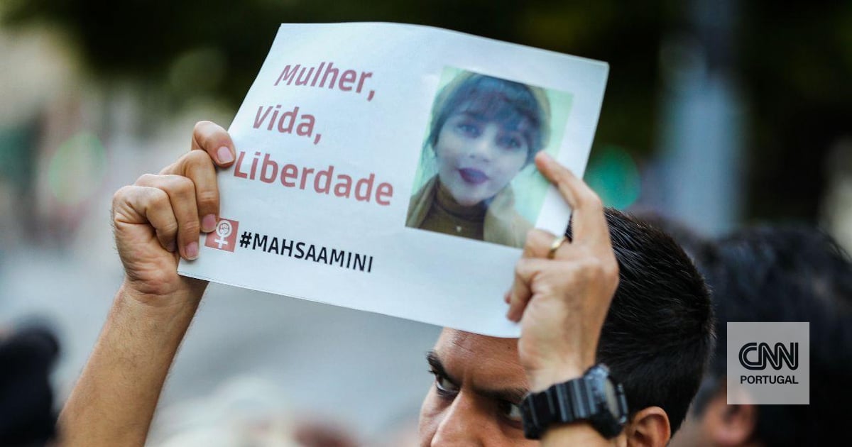 FOTO: adepta fez tributo a Mahsa Amini durante o País de Gales-Irão