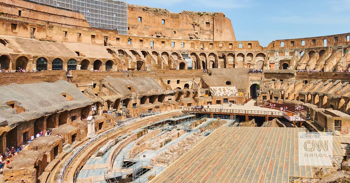 Ein Tourist wurde dabei erwischt, wie er im Kolosseum in Rom seine Initialen und die seiner Braut schrieb
