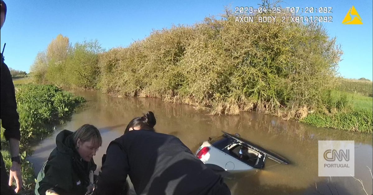 Policía forma cordón humano para rescatar a mujer atrapada en auto sumergido