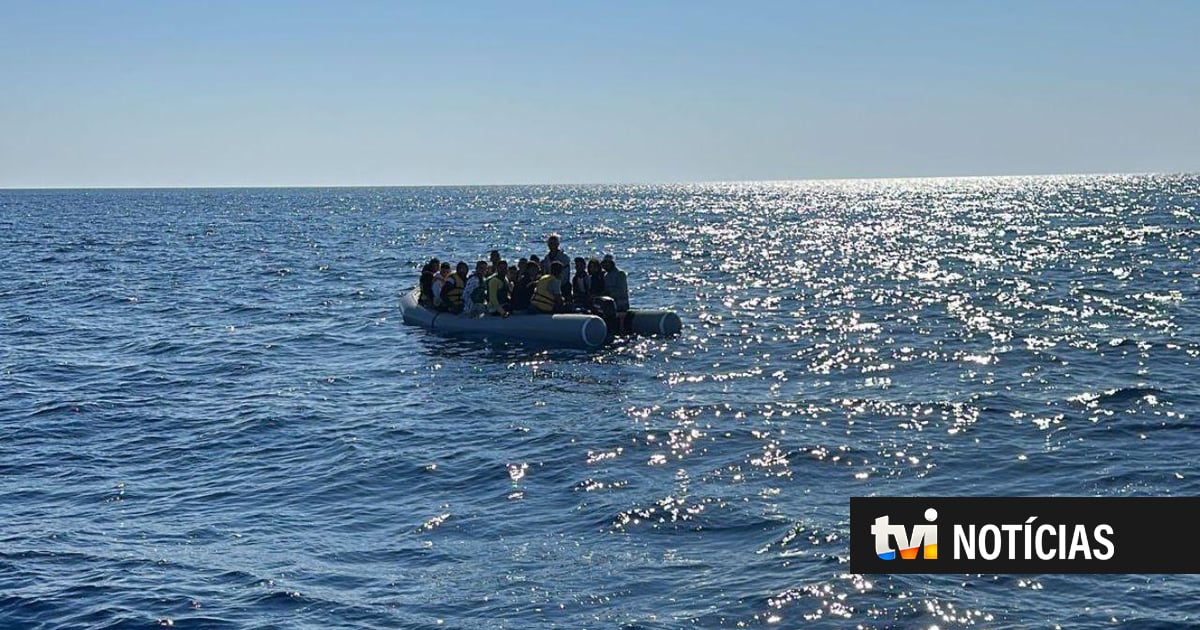 Polícia Marítima trava bote no mar Mediterrâneo com 18 migrantes a bordo
