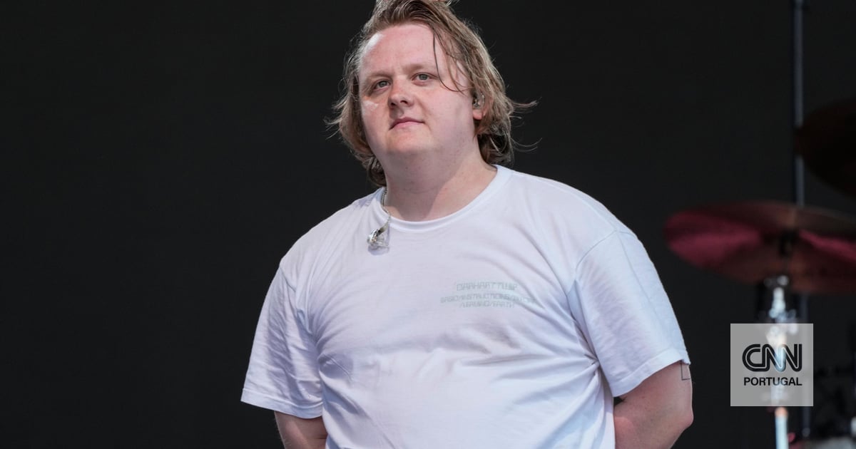 “Glastonbury, I’m so sorry!”  Lewis Capaldi’s voice breaks during “Someone You Loved” and the crowd sings the entire song to him