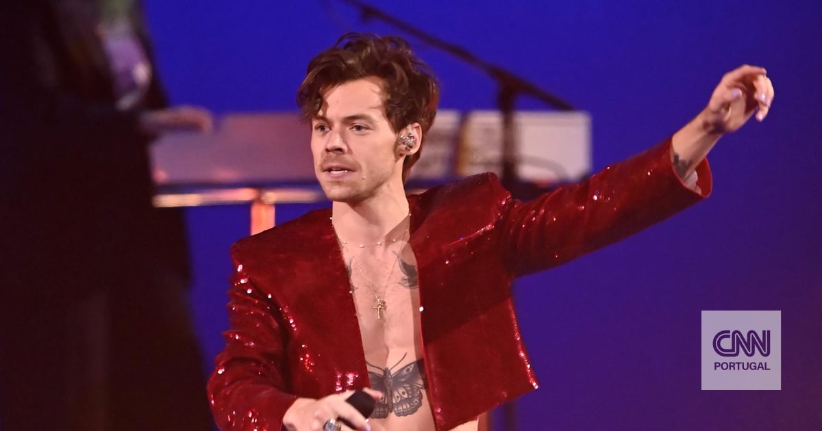 The new “fashion” of throwing things at performers on stage has claimed the life of another victim: Harry Styles