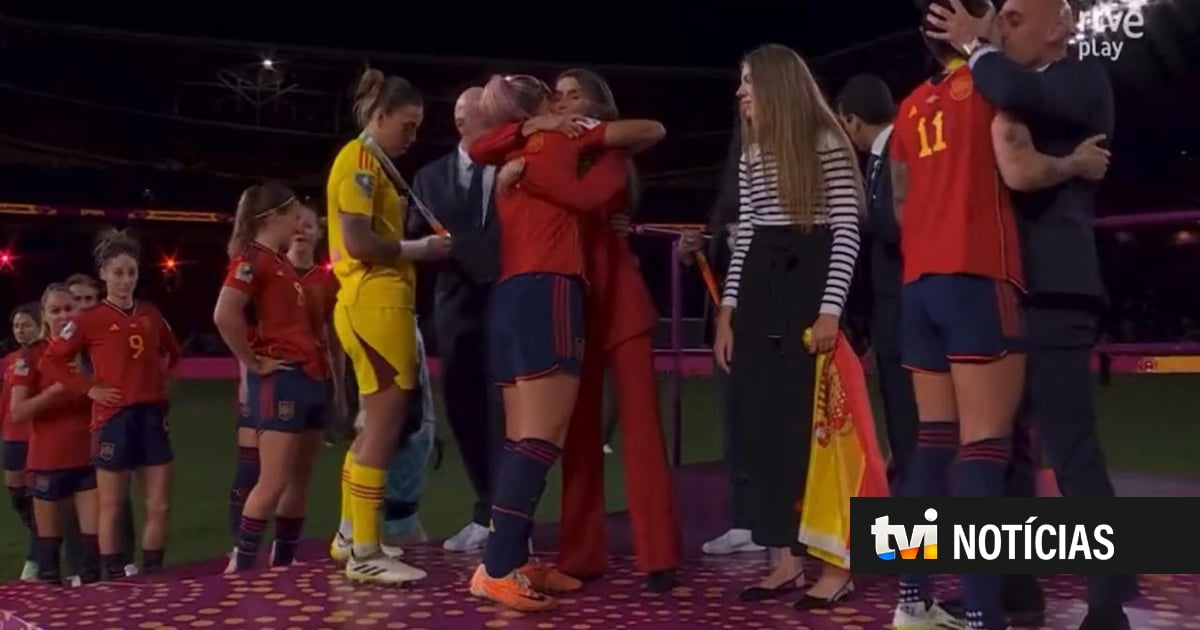VÍDEO: presidente da Federação espanhola beija jogadora na boca