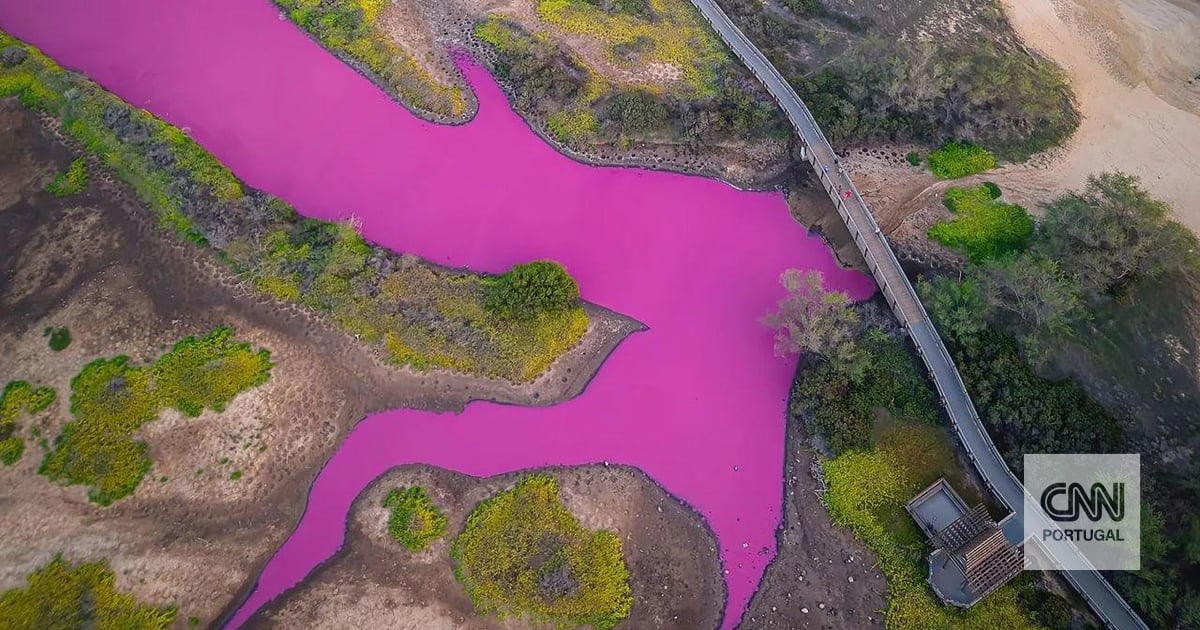 El agua de este escondite hawaiano se ha vuelto rosada