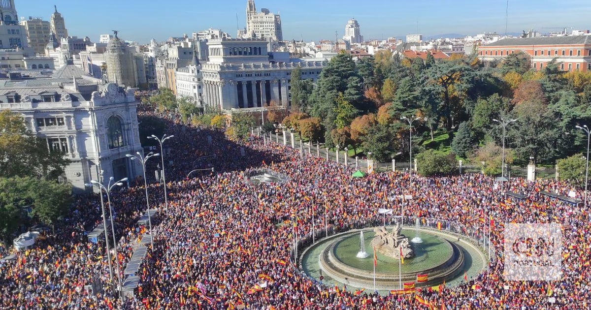 Protestas en España: cientos de personas intentan llegar al Palacio de la Moncloa y cortar la autovía