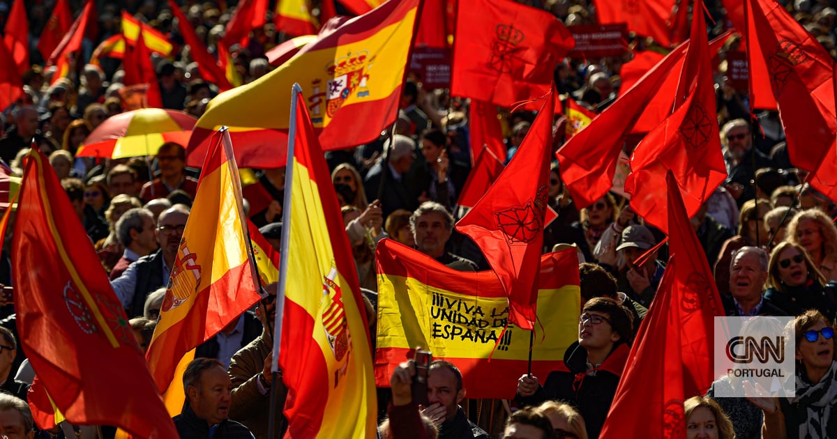 España: continúan las protestas nocturnas frente a la sede del PSOE en Madrid