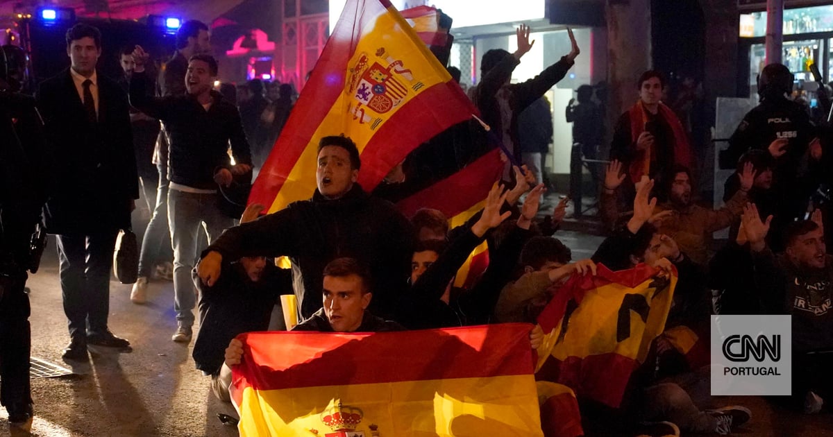 Bancos e empresas a sair da Catalunha. Guerra entre Madrid e