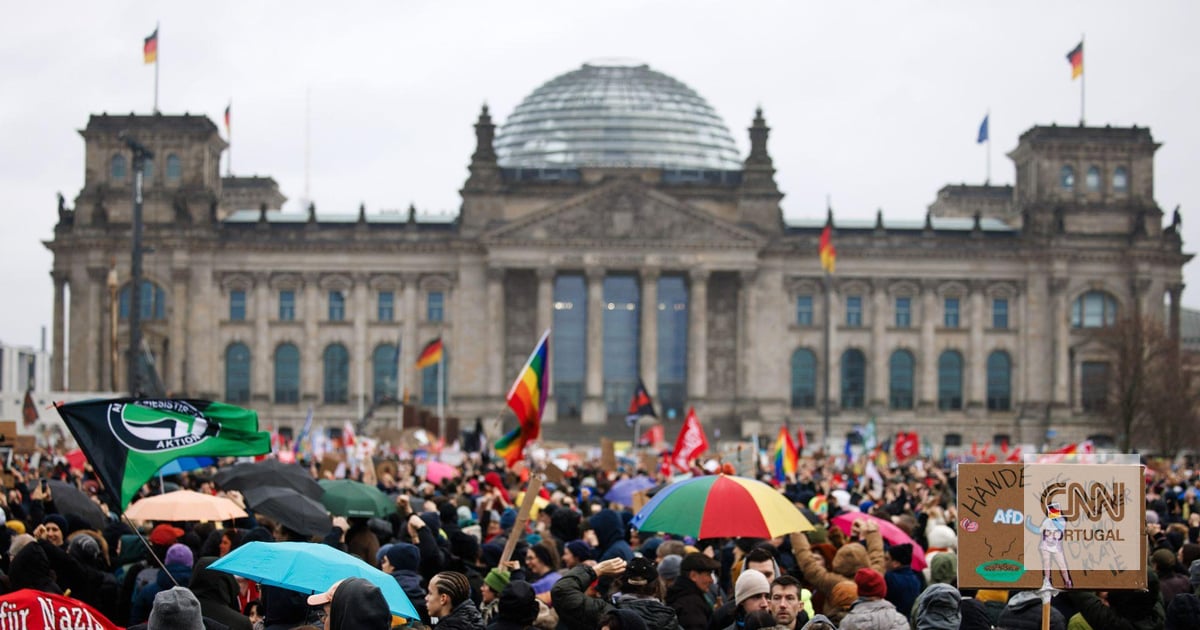 „Wir sind eine Sicherheitsbarriere.“  Zehntausende Menschen protestieren in Deutschland gegen Rechtsextremismus und AfD