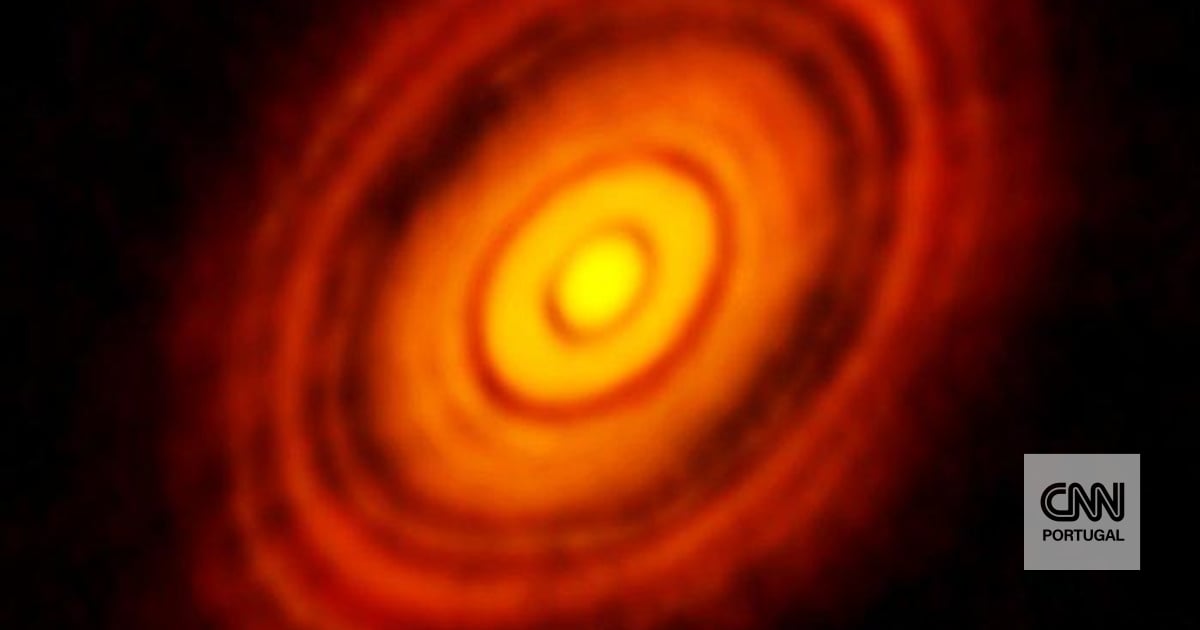 Astronomers have discovered water vapor in a disk forming a planet “near” Earth