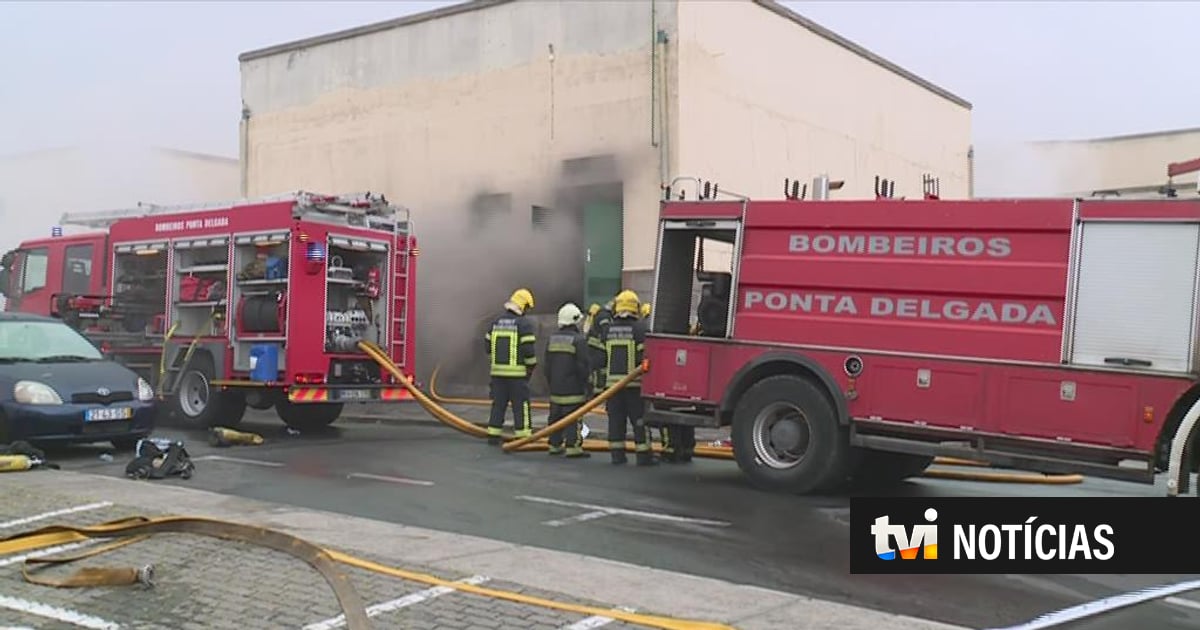 Bombeiros combatem chamas nos Açores. Vários doentes retirados do hospital de Ponta Delgada