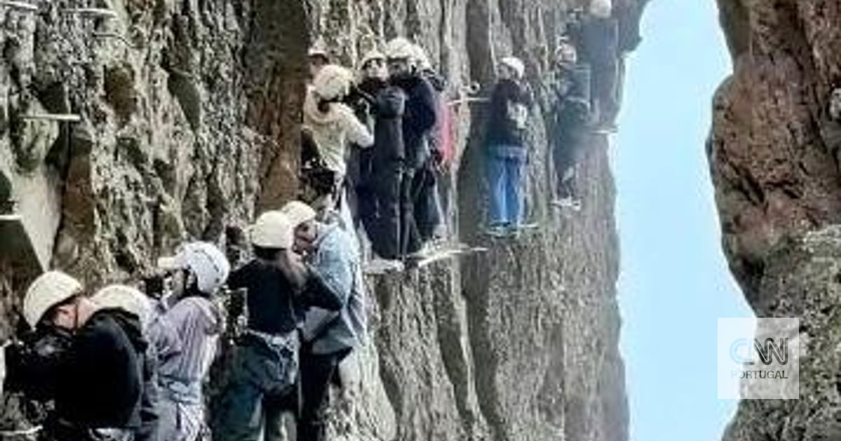 Alpinistas chinos quedaron atrapados en un acantilado durante más de una hora debido a la gran cantidad de turistas