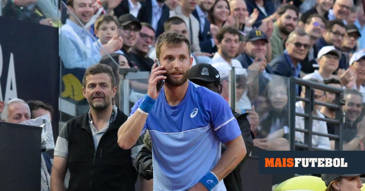 VÍDEO: alarme do telemóvel de Moutet interrompe duelo com Djokovic