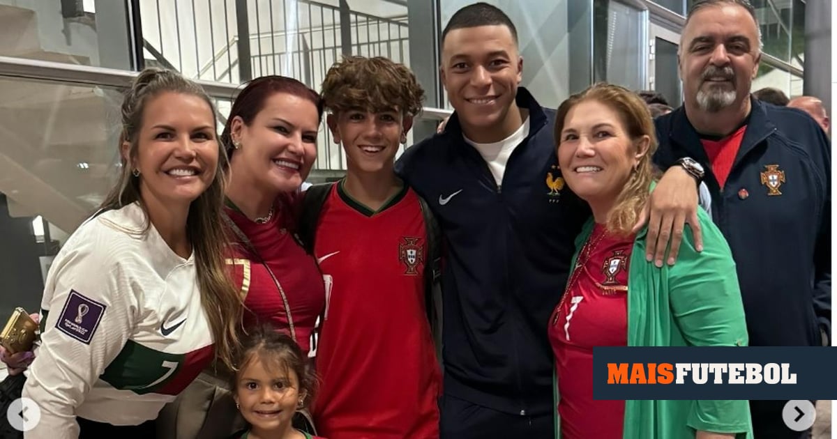 Família de Ronaldo tira fotografia com Mbappé